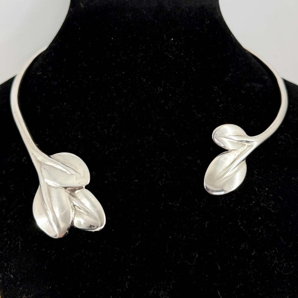 UNO de 50 Silver Plated Helena Leaf Collar Choker Hinged Necklace